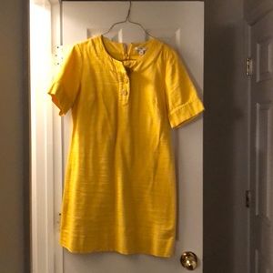 Short sleeve yellow dress.